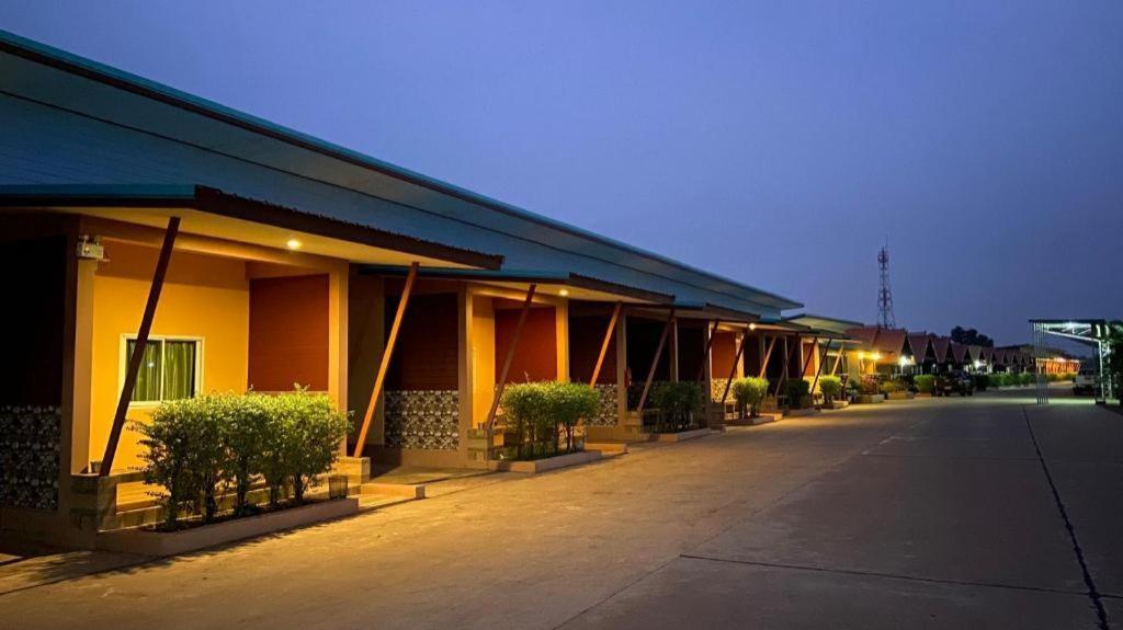 Amphoe Sawang Daen Din Prakaithong Hotel מראה חיצוני תמונה